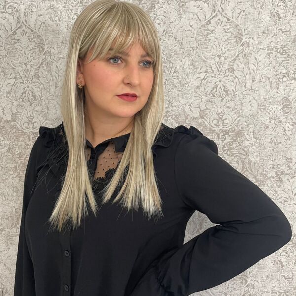 Echthaarperücke lang, blond, gerade gestyled mit Stirnfransen