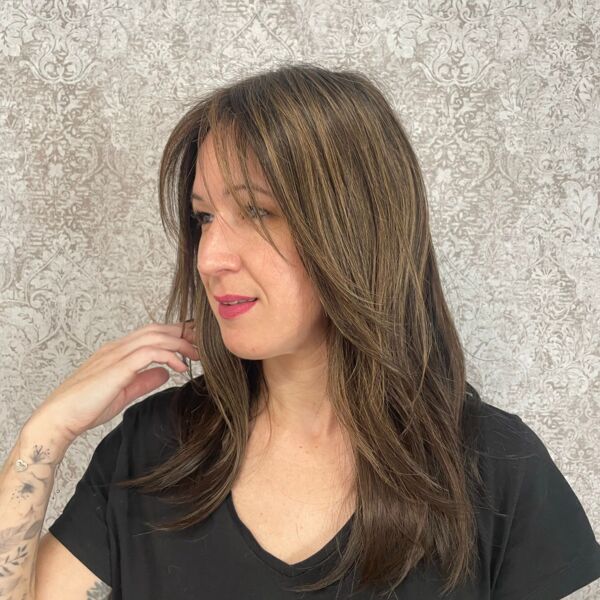 Echthaarperücke mittellang, hellbraun, natürlich gestyled mit curtain bangs