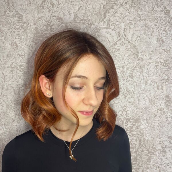 Echthaarperücke hellbraun kurz, wellig gestyled