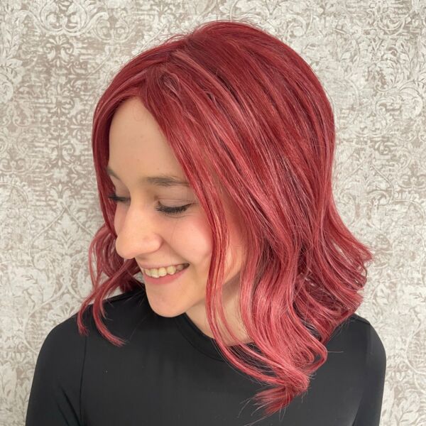 Echthaarperücke schulterlang, dunkelrosa, wellig gestyled